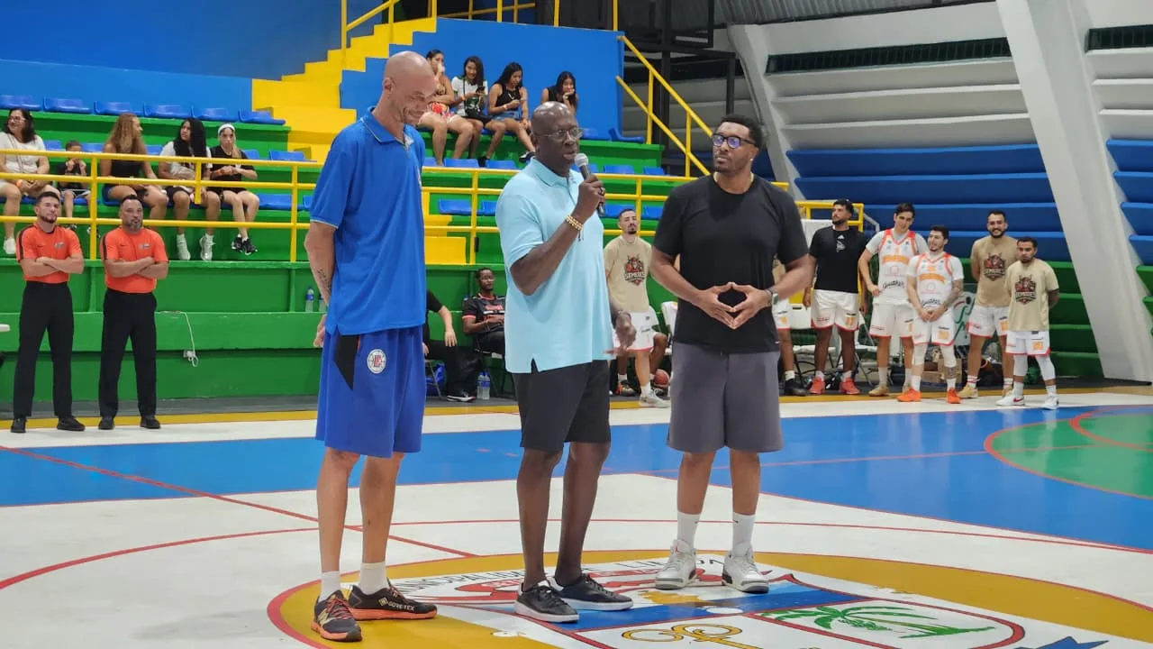 Leyendas de la NBA dejan huella en Limón: visita histórica en Cahuita